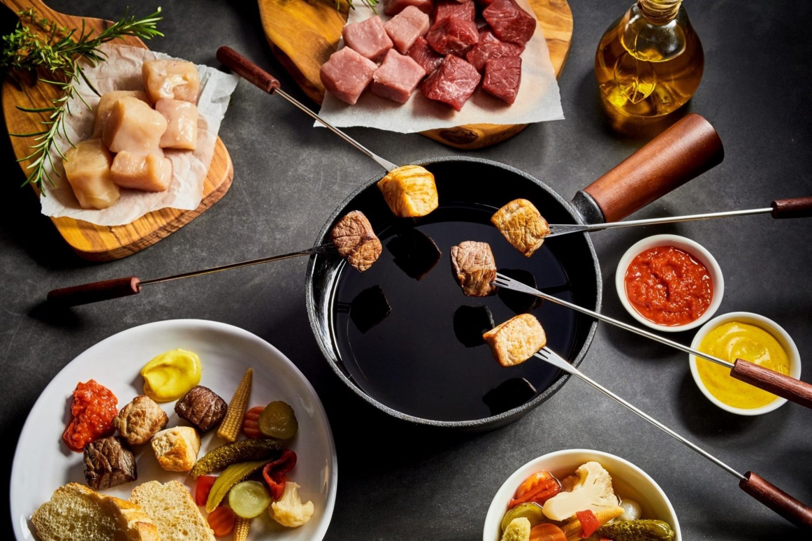 219_webedia-recettes_9f9_c45_d6b3084351fb8d72b84e05dc86_fondue-bourguignonne-aux-3-viandes_138...jpg