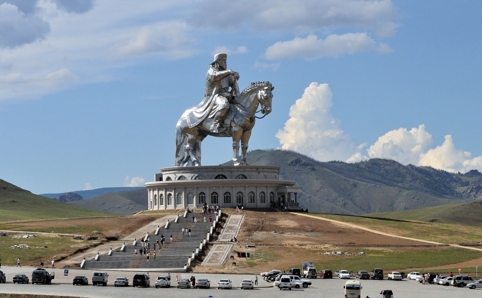 Вот памятник Чингисхану в монголии. 