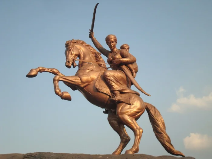 Laxmibais_statue_in_Solapur.webp