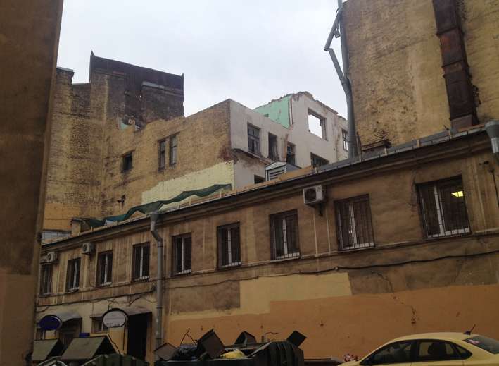 ЛОмают дом во дворе на Московском проспекте.jpg