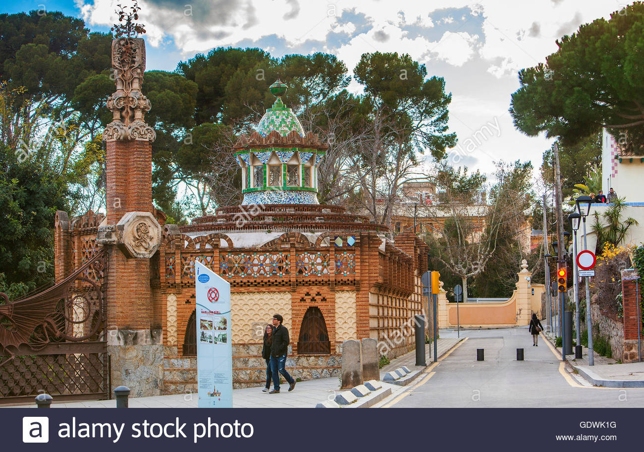 pavellons-de-la-finca-guell-par-antonio-gaudi-barcelone-la-catalogne-espagne-gdwk1g.jpg