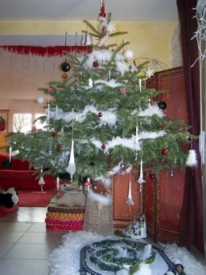 sapin-suspendu-fier-sapin-noel_202392.webp