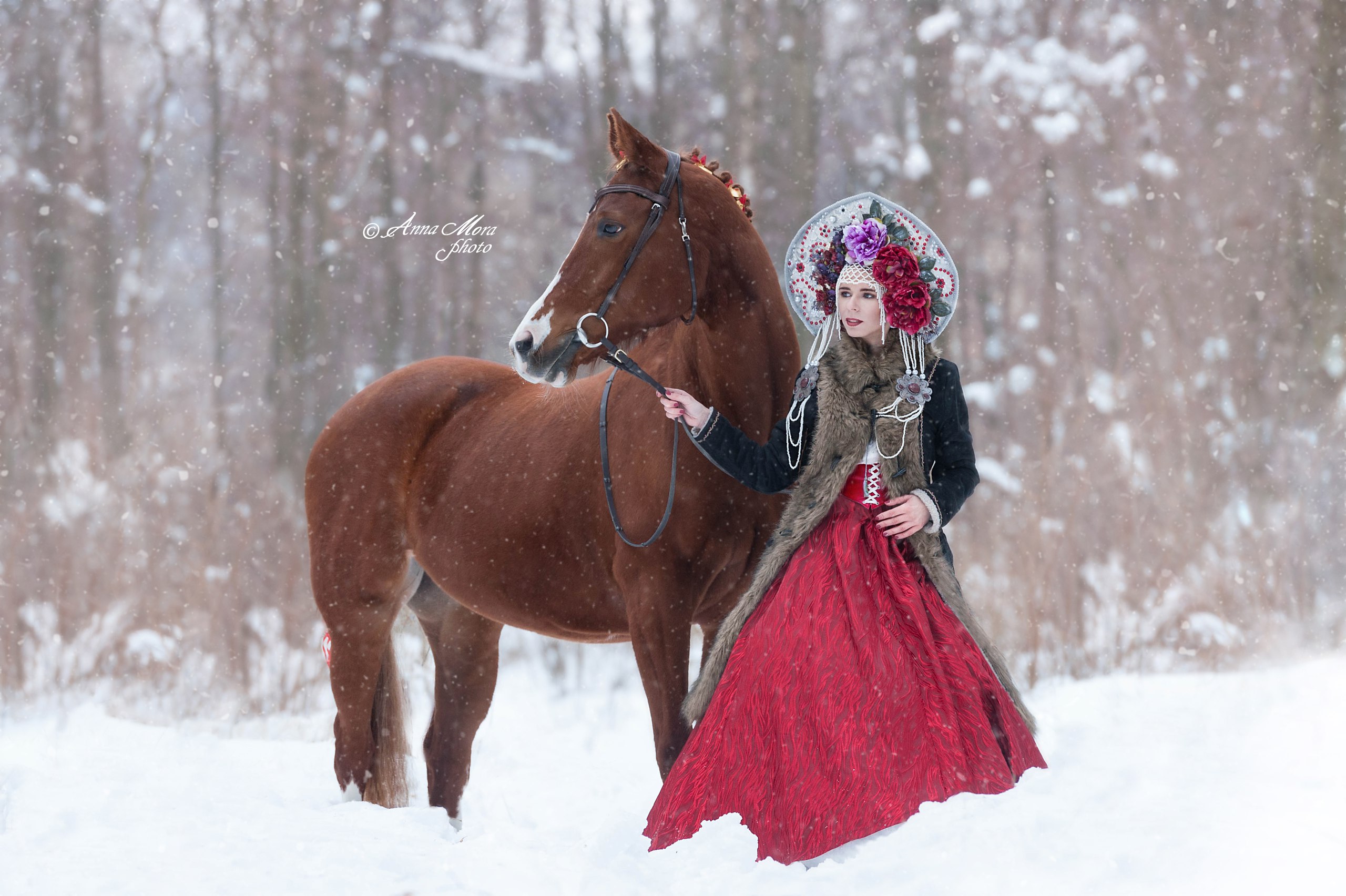 Лошадка москва. Зимняя фотосессия с лошадью. Идеи фото с рыжей лошадью в Снежном лесу.