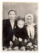 Мама, я и бабушка Настя 1955 г.webp