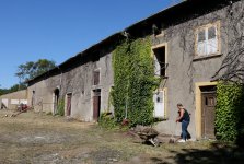 il-y-a-quelques-mois-encore-la-ferme-etaient-completement-cachee-par-les-arbres-arbustes-et-au...jpg
