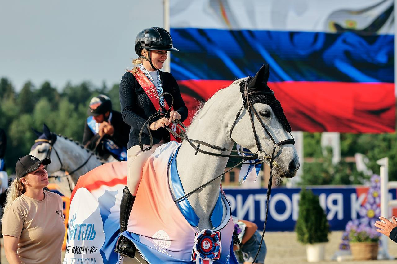 Россияне возвращаются на мировую арену под родным флагом!